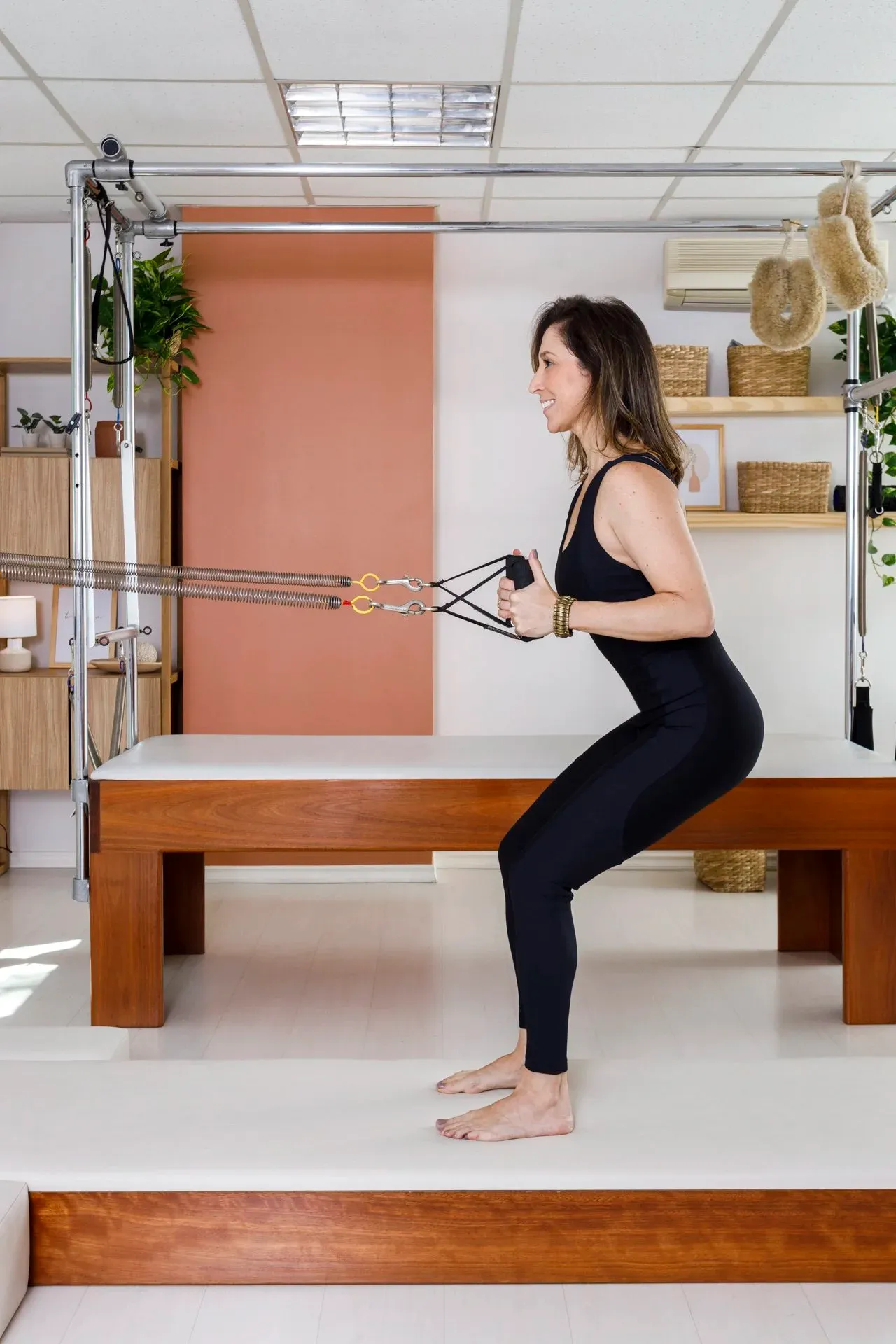 Exercício de fortalecimento postural durante aula de Pilates para postura no escritório em São Paulo